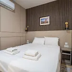 3br Designer With Outdoor Space, Wifi & Ac By 360 Estates *