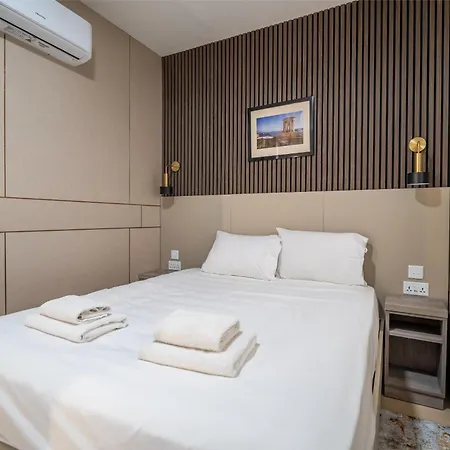 3br Designer With Outdoor Space, Wifi & Ac By 360 Estates *