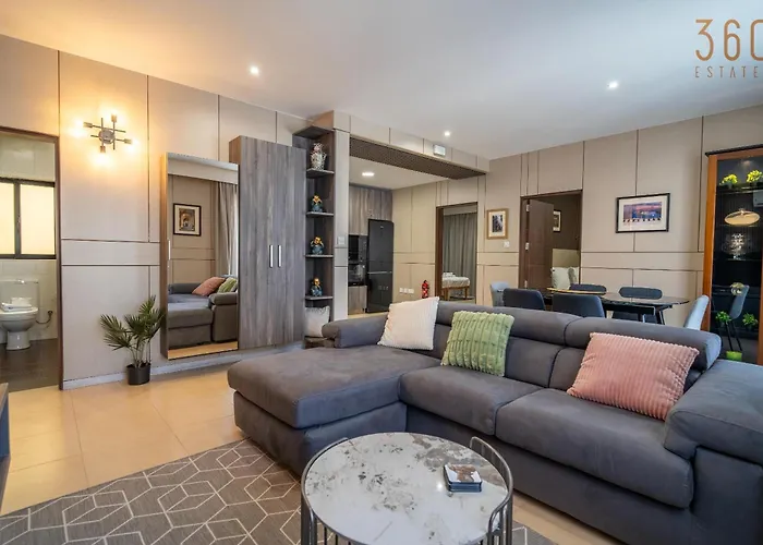 3br Designer With Outdoor Space, Wifi & Ac By 360 Estates