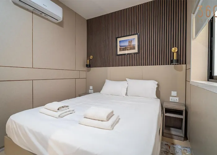 3br Designer With Outdoor Space, Wifi & Ac By 360 Estates *