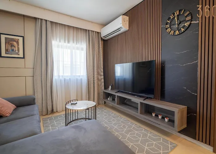 3br Designer With Outdoor Space, Wifi & Ac By 360 Estates *