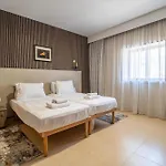 3br Designer With Outdoor Space, Wifi & Ac By 360 Estates