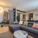 3br Designer With Outdoor Space, Wifi & Ac By 360 Estates