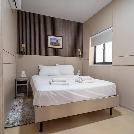 Apartment 3br Designer With Outdoor Space, Wifi & Ac By 360 Estates