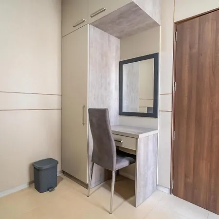 Apartament 3br Designer With Outdoor Space, Wifi & Ac By 360 Estates