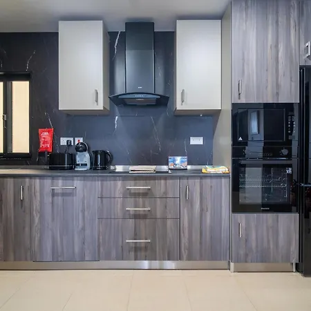 Apartment 3br Designer With Outdoor Space, Wifi & Ac By 360 Estates *