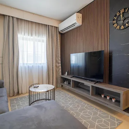 3br Designer With Outdoor Space, Wifi & Ac By 360 Estates *