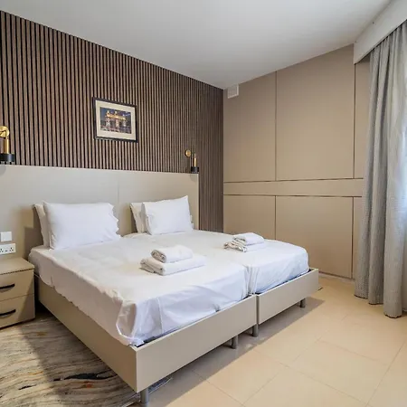 Apartment 3br Designer With Outdoor Space, Wifi & Ac By 360 Estates