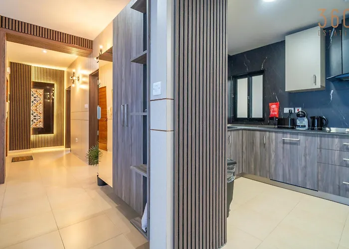 3br Designer With Outdoor Space, Wifi & Ac By 360 Estates *