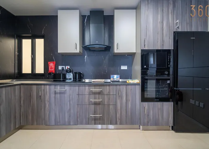 Apartment 3br Designer With Outdoor Space, Wifi & Ac By 360 Estates *