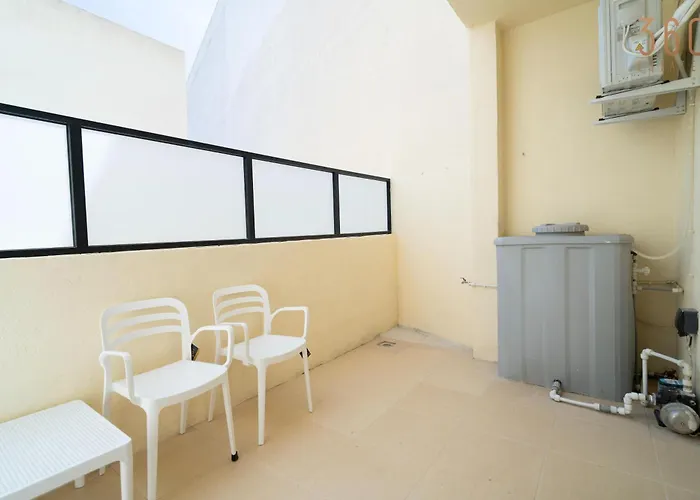 Apartment 3br Designer With Outdoor Space, Wifi & Ac By 360 Estates *
