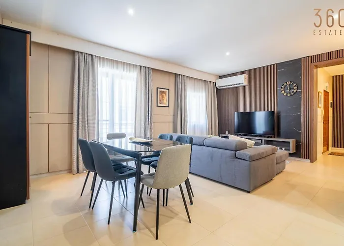 Apartment 3br Designer With Outdoor Space, Wifi & Ac By 360 Estates *